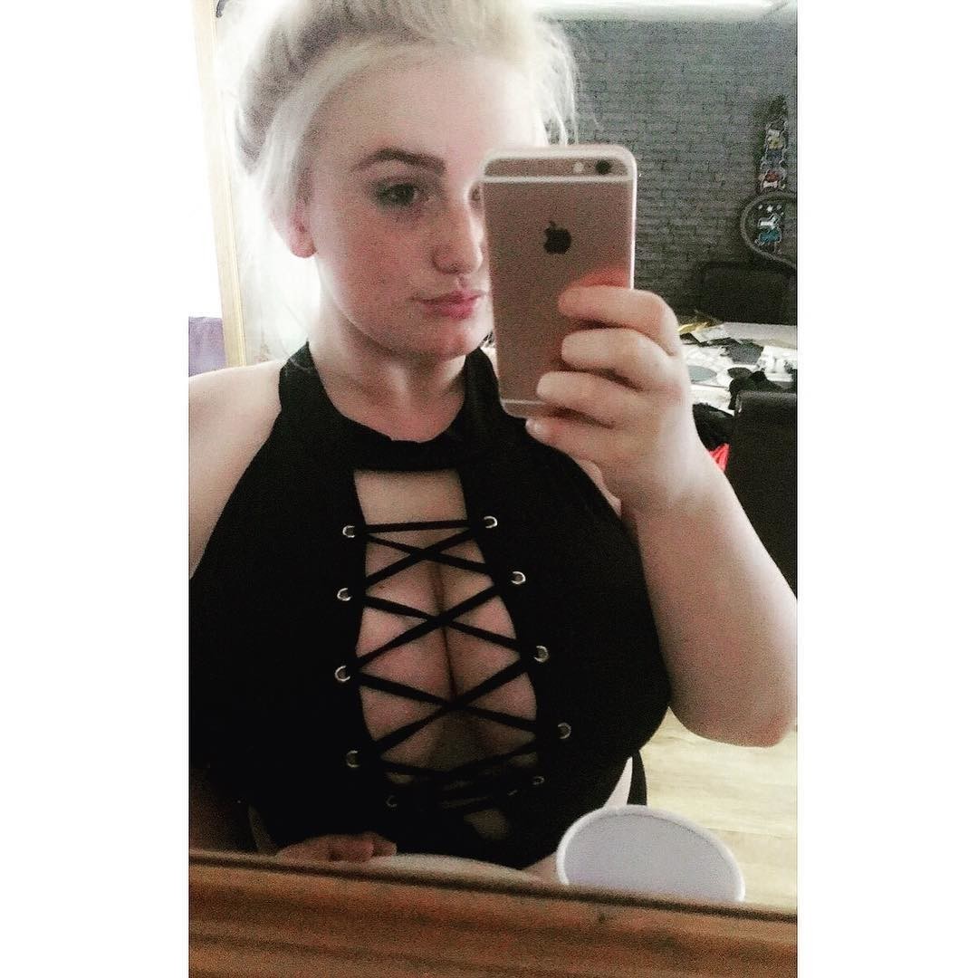 huge blonde tits selfie