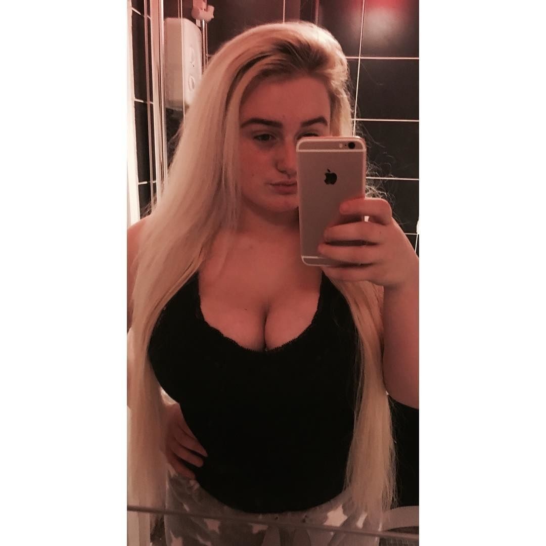 galleries blonde ass selfie